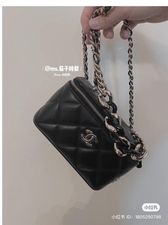 22c Vanity case （分類：手袋及銀包）位於 Hong Kong。 由 cc.love 提交（商品編號 1130637310，圖片 3）。簡介： Chanel 22c vanity case in lambskin This is a preorder The vanity will arrive in December Brand new, full set with original receipt from USA。
