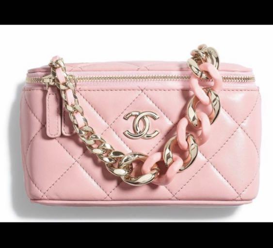 22c Vanity case （分類：手袋及銀包）位於 Hong Kong。 由 cc.love 提交（商品編號 1130637310，圖片 2）。簡介： Chanel 22c vanity case in lambskin This is a preorder The vanity will arrive in December Brand new, full set with original receipt from USA。