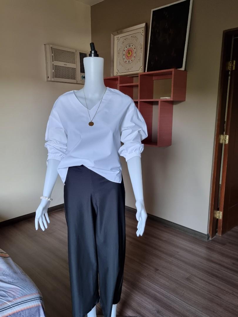Crisp white blouse (Category: Blouses) located in Manila. Submitted by bare_egg (Listing ID 1130506881, Image 2). Description: .