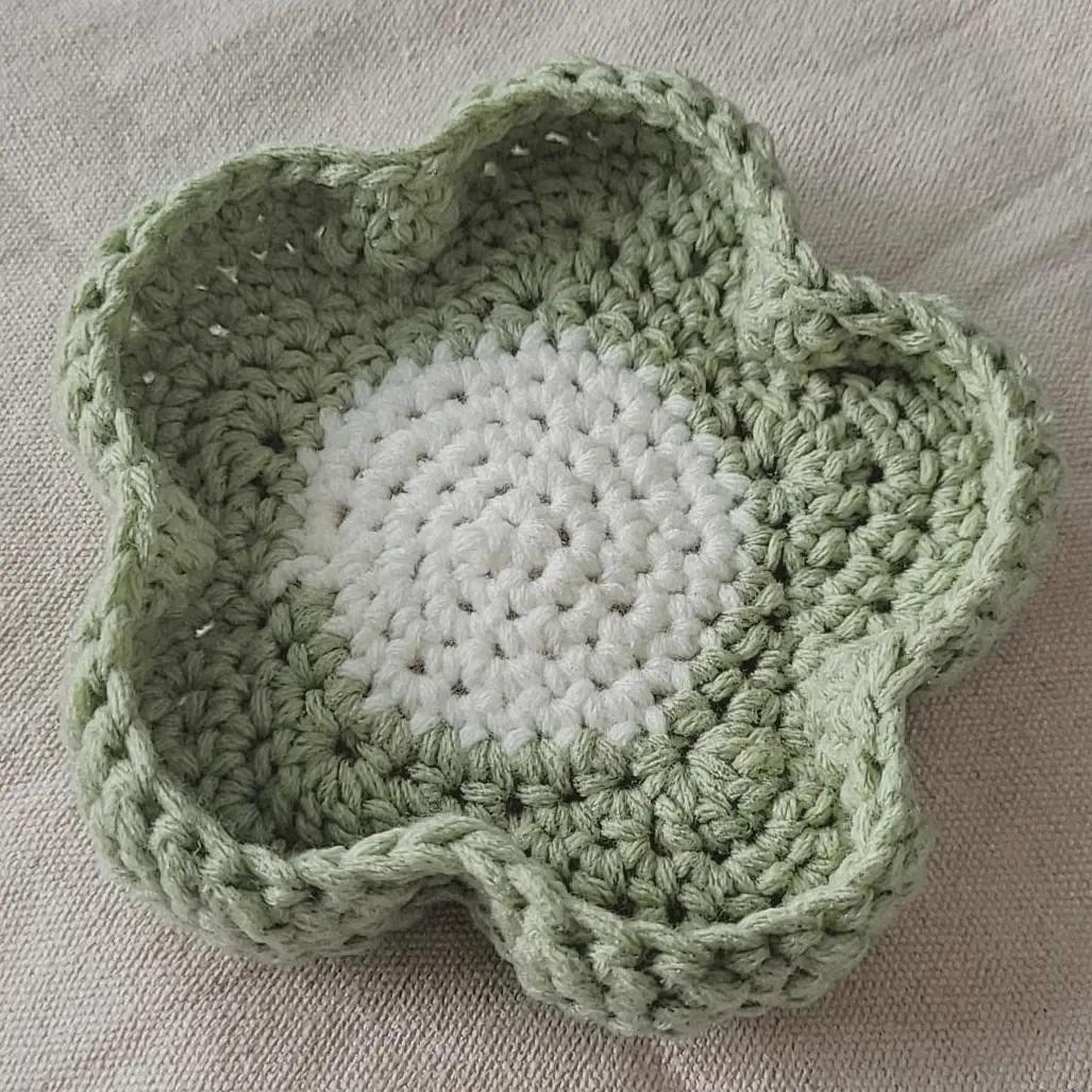 knotgcrochets Crochet daisy trinket tray, Hobbies & Toys, Stationery