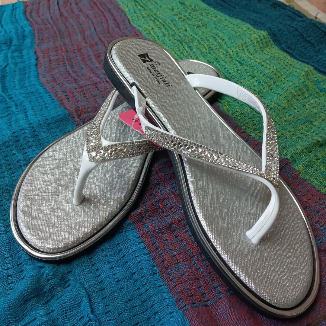 flip flops for slim feet