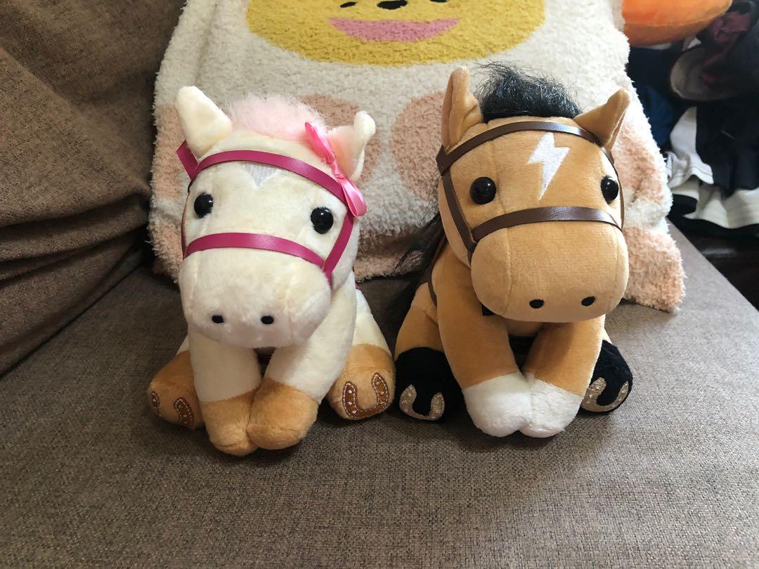 香港賽馬會 毛公仔 情侶公仔 馬仔 小馬, 興趣及遊戲, 玩具 & 遊戲類 - Carousell