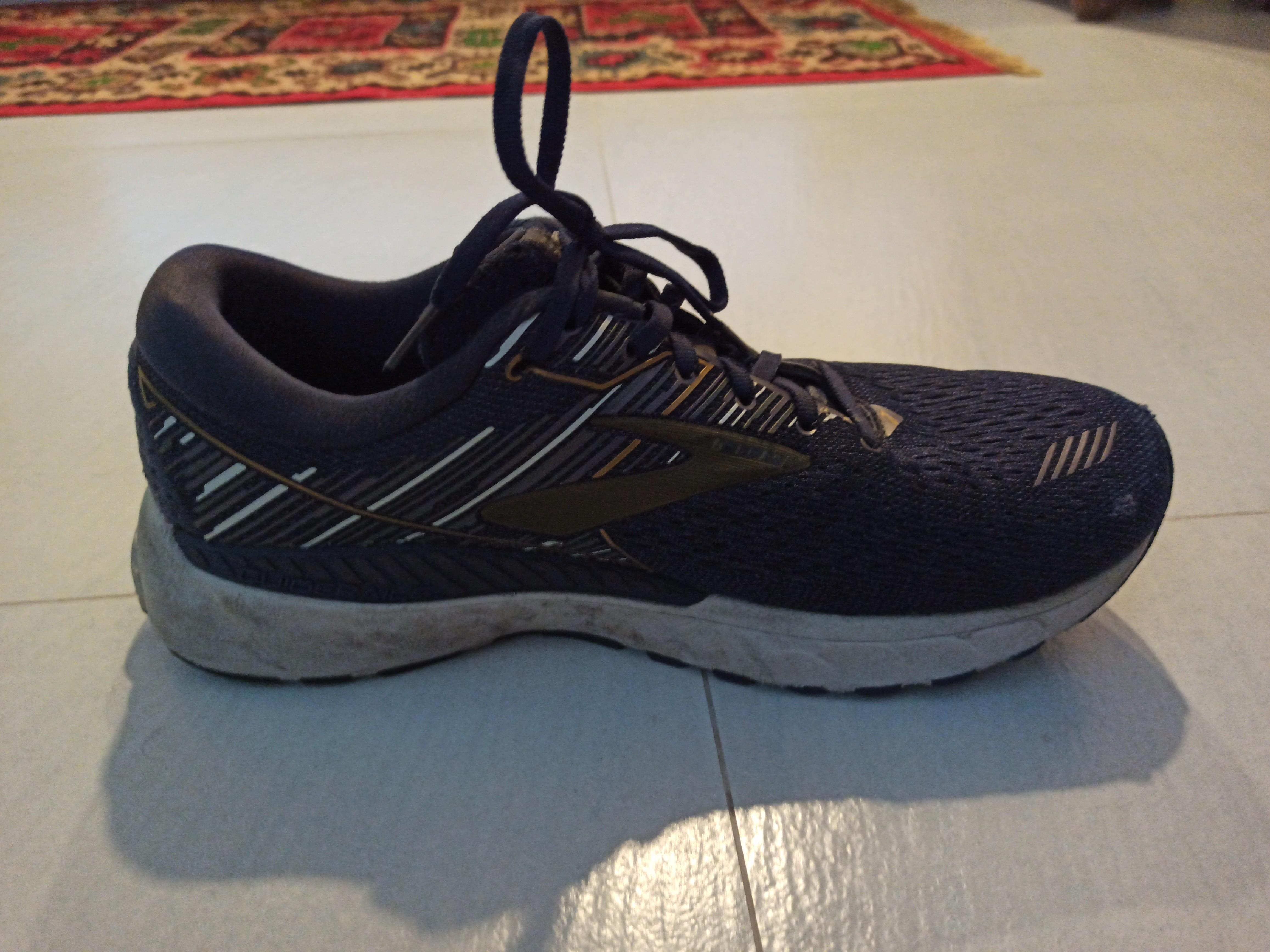 brooks cushioned running shoes