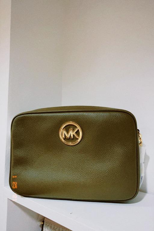 Michael michael kors fulton hotsell large pebbled leather camera bag