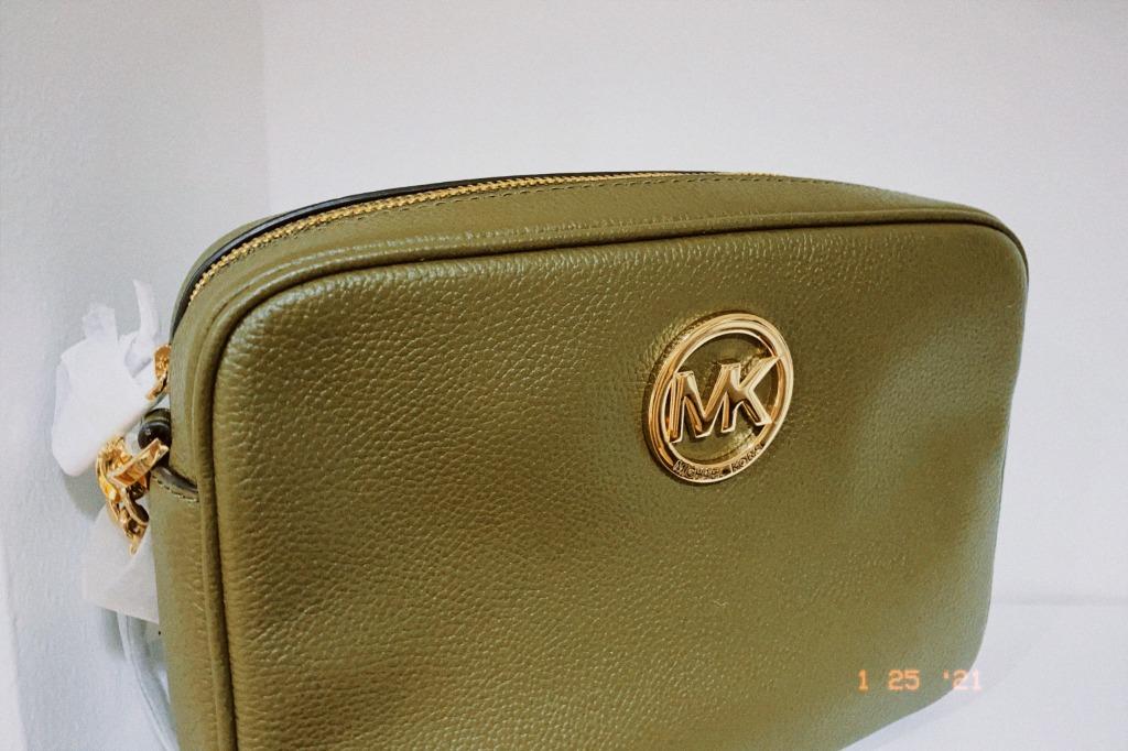 Michael michael kors fulton hotsell large pebbled leather camera bag
