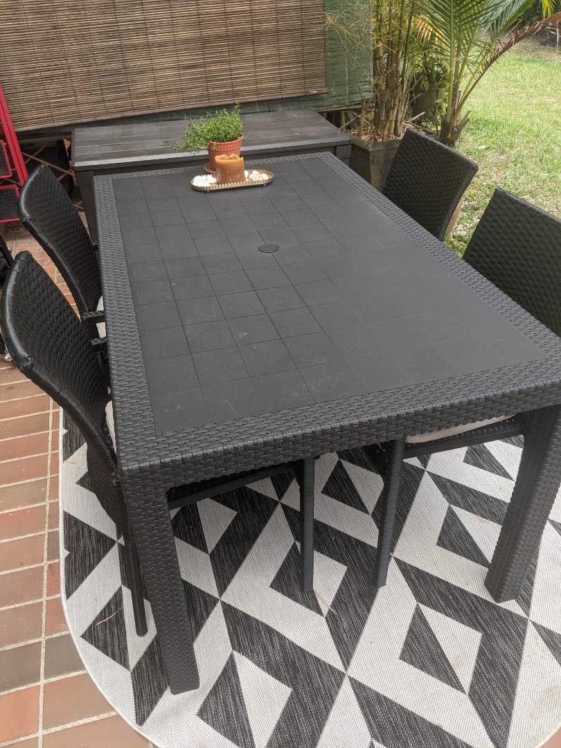 outdoor table and chairs