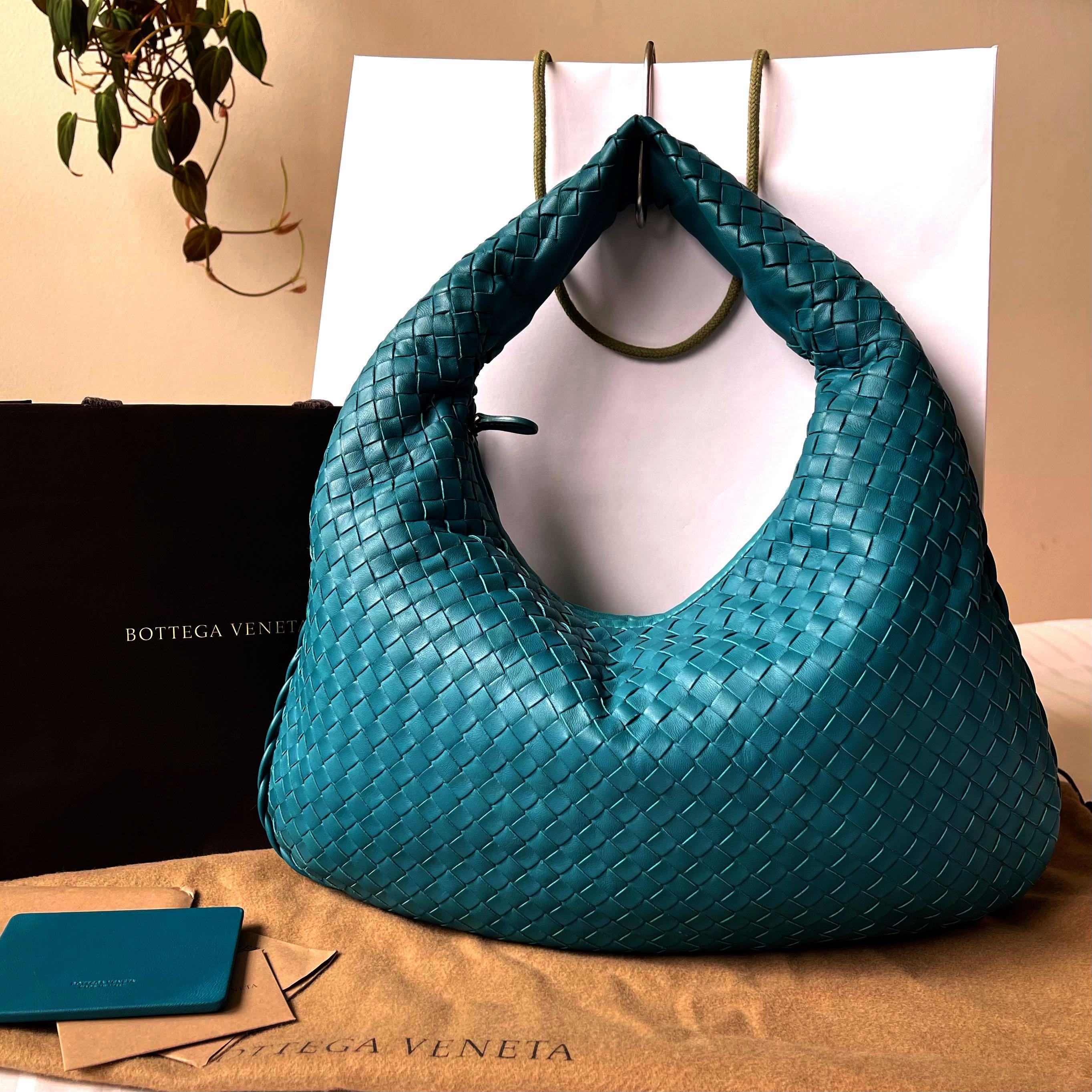 BNIB Bottega Veneta Medium Veneta Shoulder Bag in beautiful Carnard Nappa leather