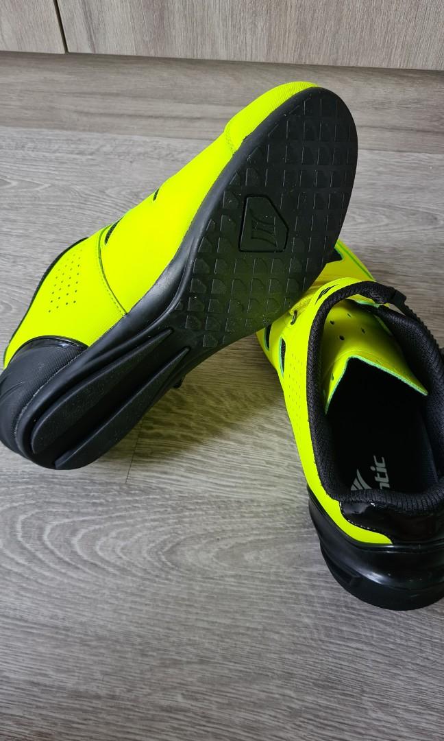 Non clip discount bike shoes