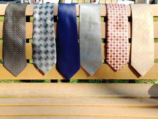 各種花色的領帶，一條$70,二條$120