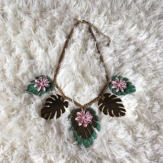 (Category: ) located in . Submitted by fizascloset (Listing ID 1068892133, Image 1). Description: .