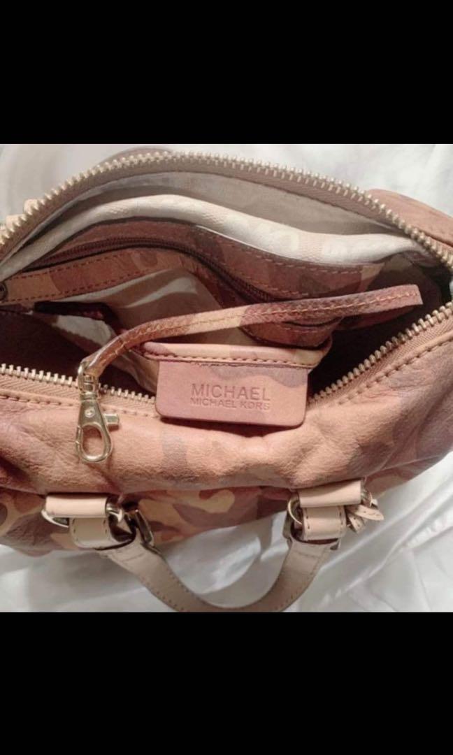 Michael kors camouflage boston bag (Category: Beach Bags) located in Quezon City. Submitted by cupcake06 (Listing ID 1068861833, Image 2). Description: .