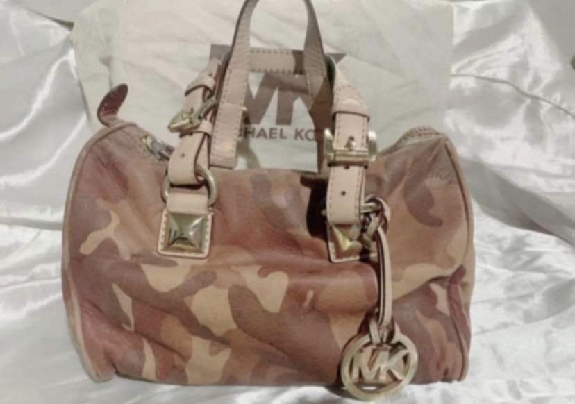 Michael kors camouflage boston bag (Category: Beach Bags) located in Quezon City. Submitted by cupcake06 (Listing ID 1068861833, Image 1). Description: .