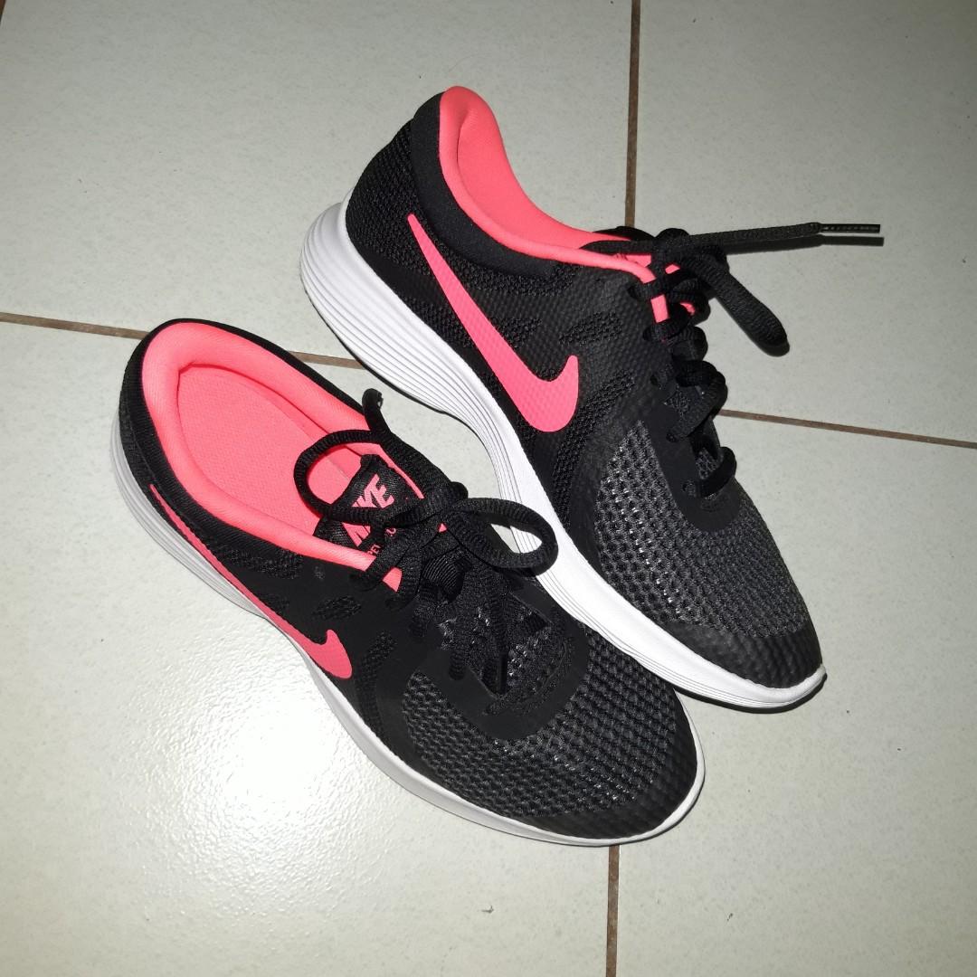 nike revolution 4 original