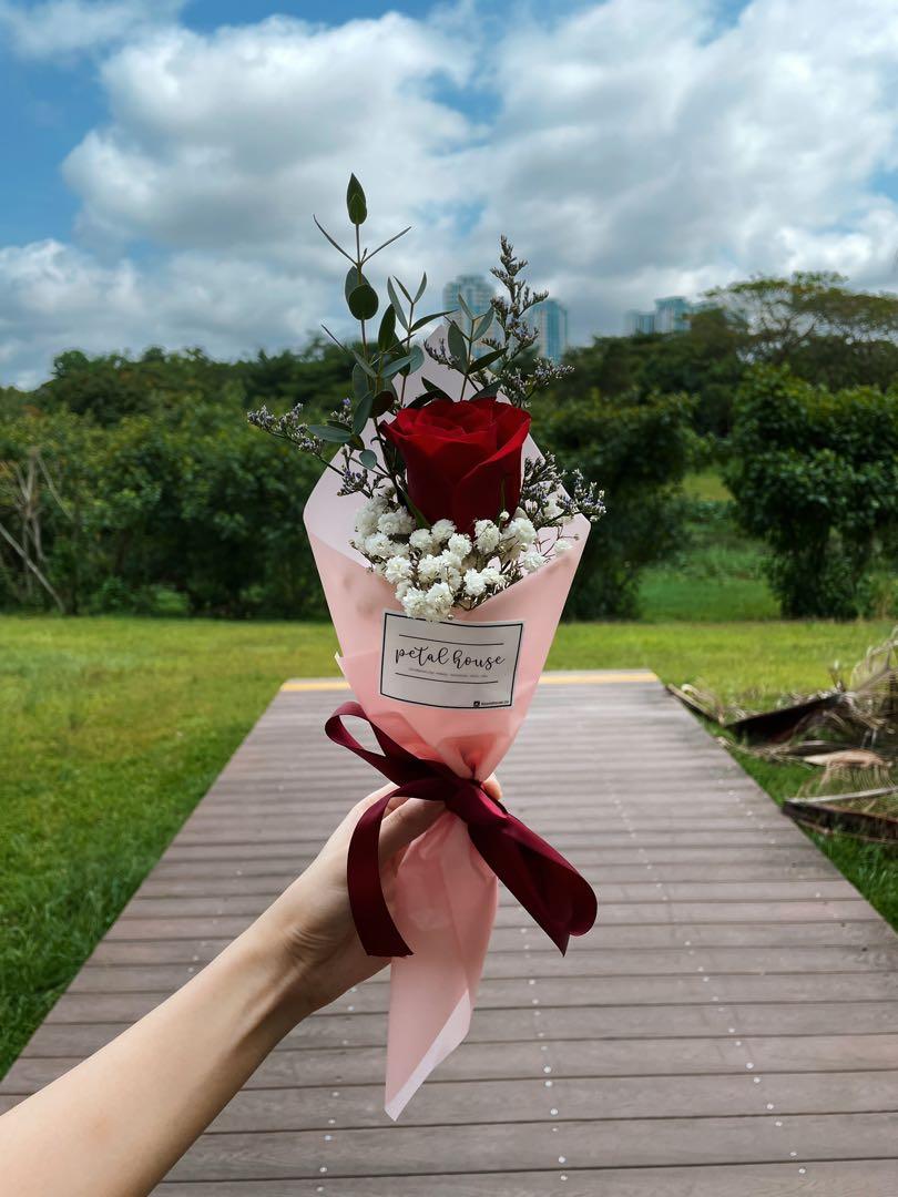 Single stalk 1 rose bouquet for Valentine’s day, Hobbies & Toys