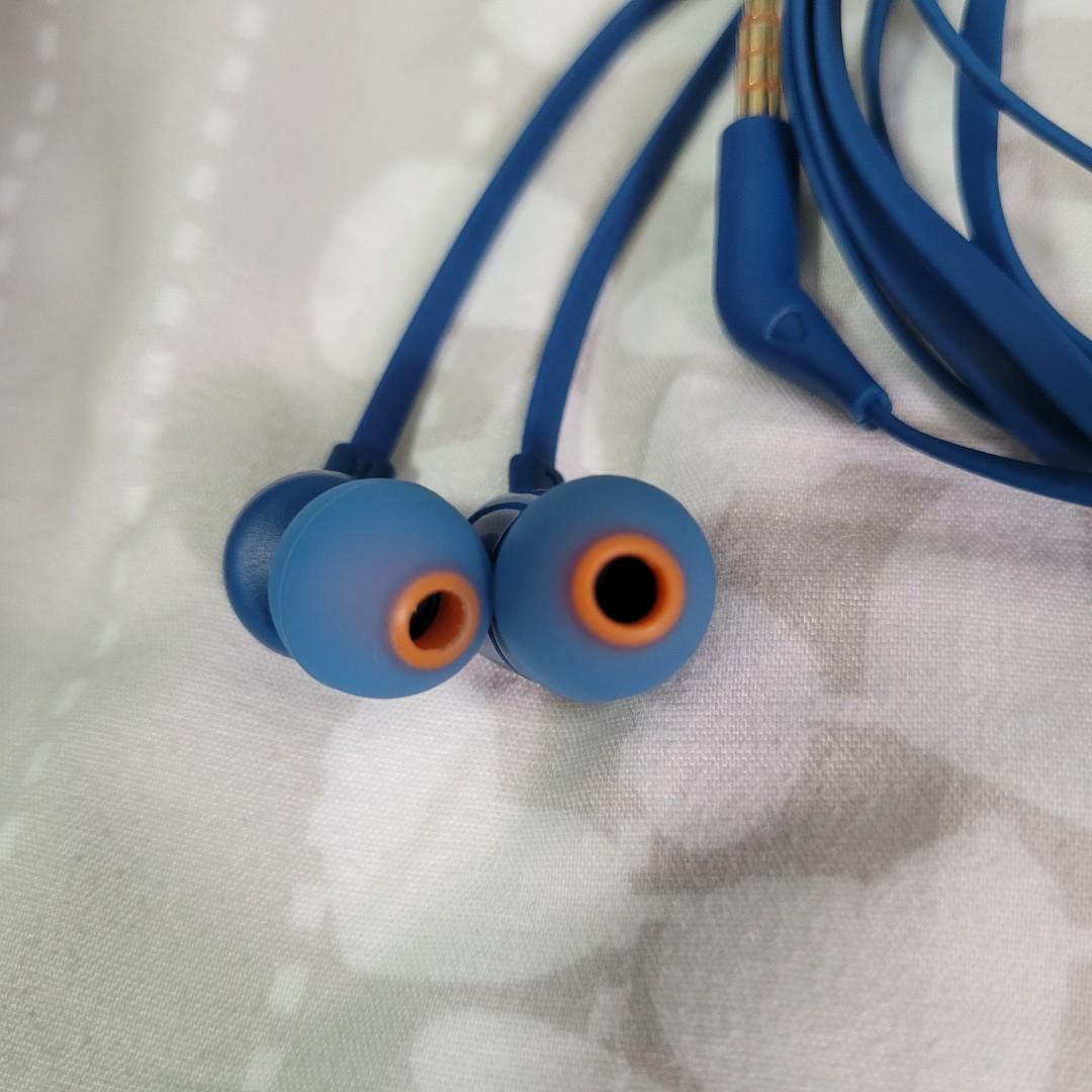 JBL Tune 110 blue earphones