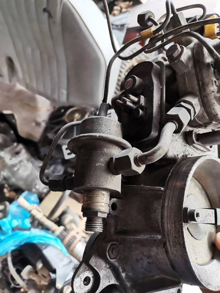 Mercedes w124 230e fuel regulator, Auto Accessories on Carousell