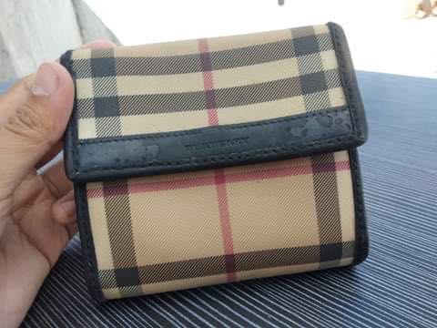 Original BURBERRY Short Wallet, Women's Fashion, Bags & Wallets, Wallets &  Card holders on Carousell