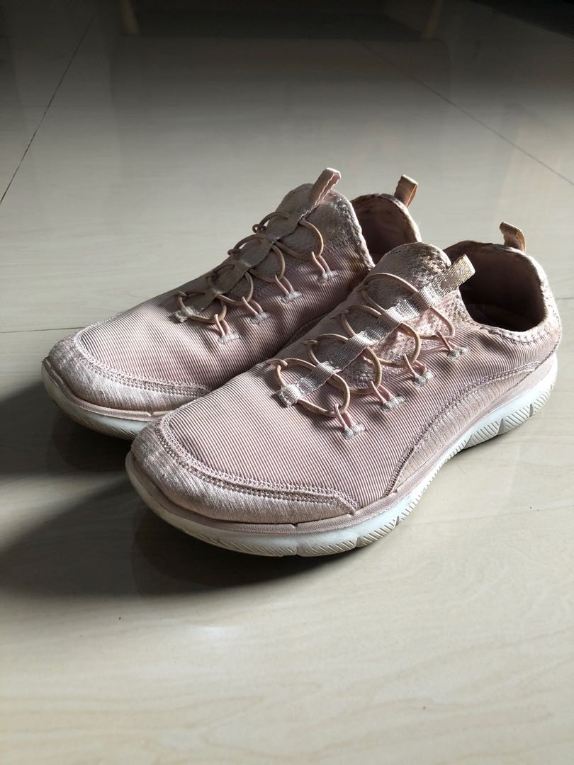 Skechers shoes memory foam / running shoes, Fesyen Wanita, Sepatu di  Carousell