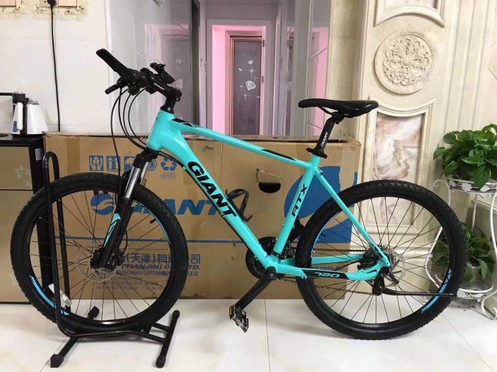 Second hand giant ATX 720 mountain bike, Sports Equipment, Bicycles & Parts, Bicycles on Carousell