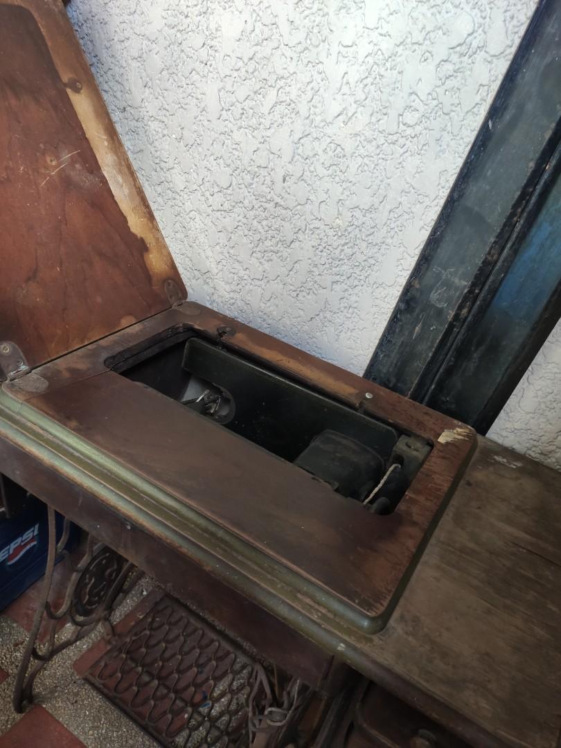 Singer Sewing Machine Simanco 191K1 (Category: Craft Supplies & Tools) located in Paranaque City. Submitted by daddyu (Listing ID 1069220905, Image 2). Description: vintage Singer Sewing Machine by Simanco 191K1..