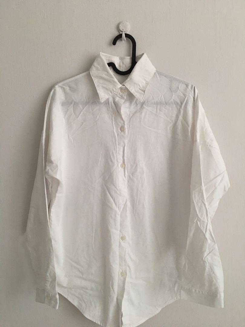 White Top Blouse Kemeja Putih Women S Fashion Clothes Tops On Carousell Trend fashion baju wanita 2019 tentu saja berbeda dengan trend pakaian wanita di tahun tahun sebelumnya baik di tahun 2018 maupun di tahun 2017 yang lalu.baju pantai kalau kamu mengikuti trend fasihon wanita tahun lalu, pasti bakal menyadari. carousell