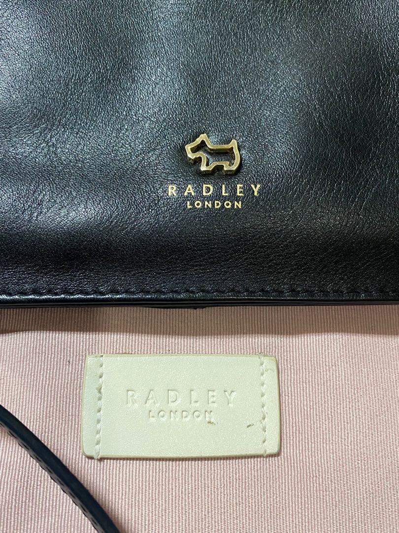 AUTHENTIC RADLEY London Pockets Medium Compartment Crossbody Bag Purse (Category: Luxury Bags & Wallets) located in Mandaluyong City. Submitted by disney101618 (Listing ID 1069458752, Image 2). Description: Carefully used, Clean and rarely used Black Crossbody Bag Leather Purchased in London, comes with its dust bag. DESCRIPTION Inspired by Radley London's much-loved Pockets bag, this medium crossbody features a sleek, chic and wonderfully compac