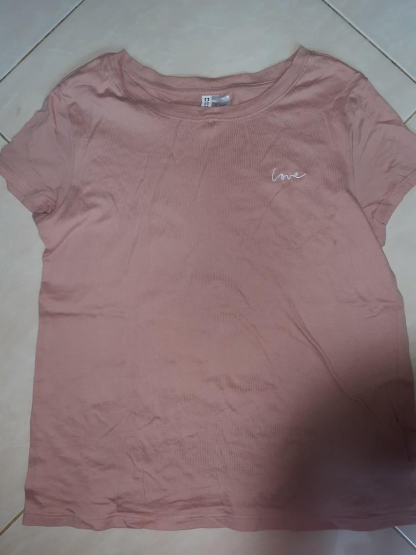 H&M basic top (Kategori: Atasan) berada di Jakarta Utara. Dikirim oleh prelovedbyserr (ID iklan 1069374072, Gambar 2). Deskripsi: 100% original H&M YA gaada defect/noda baru 2x pemakaian.