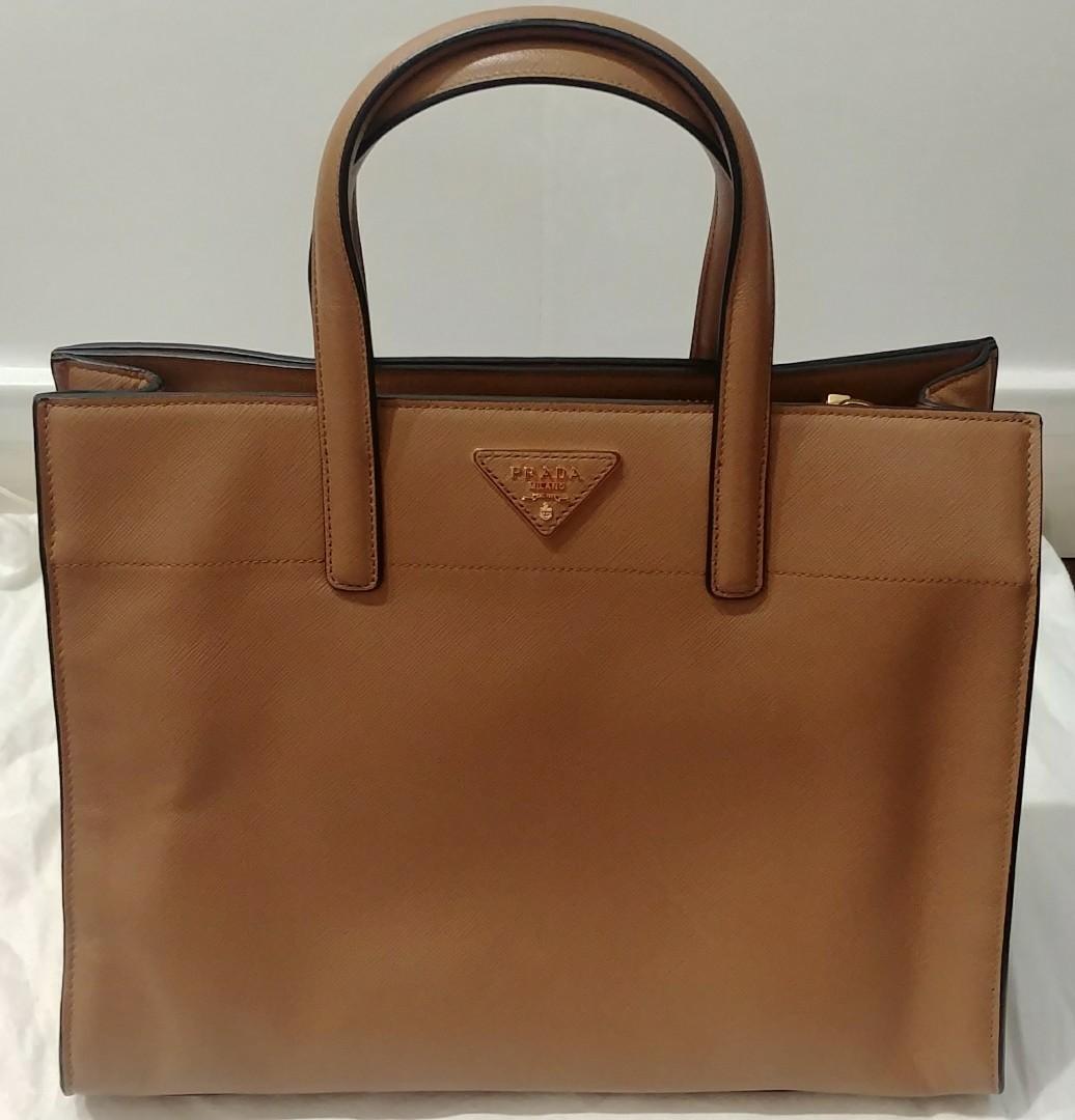 Prada Bag （分類：手袋及銀包）位於 Hong Kong。 由 vl_wy 提交（商品編號 1069352340，圖片 1）。簡介： -有卡有塵袋 -如有興趣可DM睇Detail -可面交或郵寄。