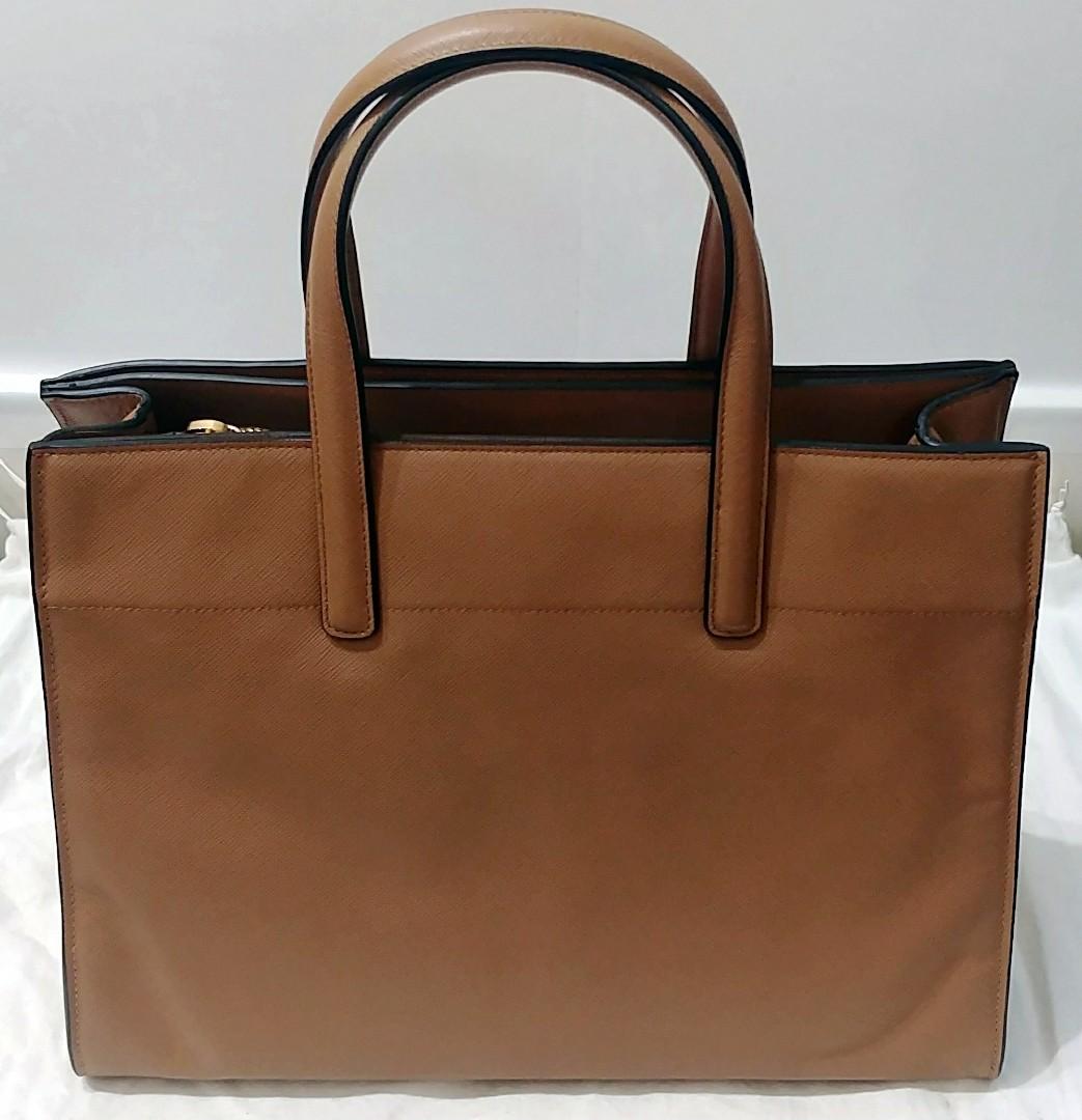 Prada Bag （分類：手袋及銀包）位於 Hong Kong。 由 vl_wy 提交（商品編號 1069352340，圖片 2）。簡介： -有卡有塵袋 -如有興趣可DM睇Detail -可面交或郵寄。