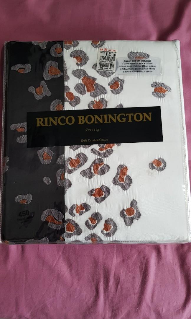 queen size bed sheet (Category: Bed Frames & Mattresses) located in Singapore. Submitted by sky_1975 (Listing ID 1069490184, Image 1). Description: offer a price if serious buying. self collect only..