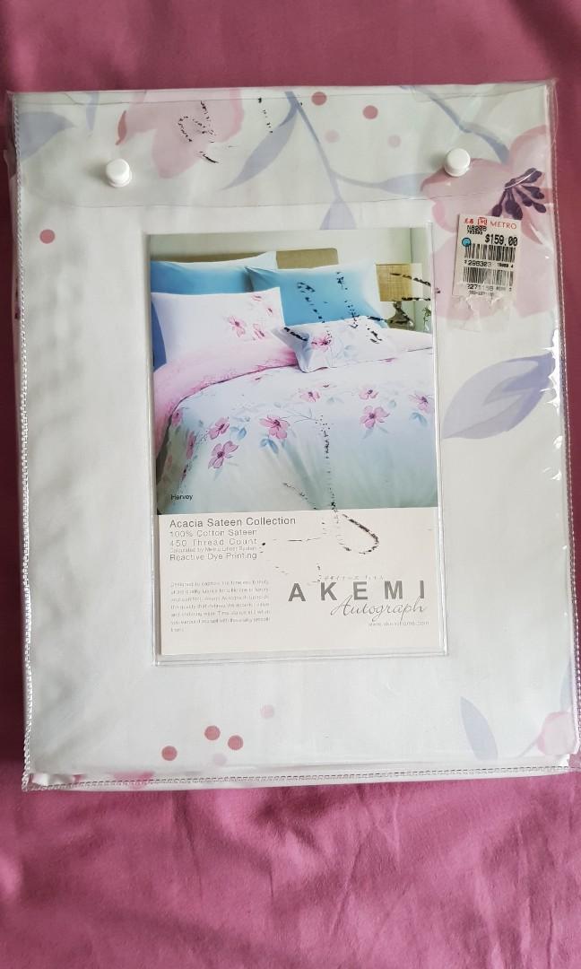 queen size bedsheet (Category: Bed Frames & Mattresses) located in Singapore. Submitted by sky_1975 (Listing ID 1069489447, Image 2). Description: offer a price if serious buying. self collect only..