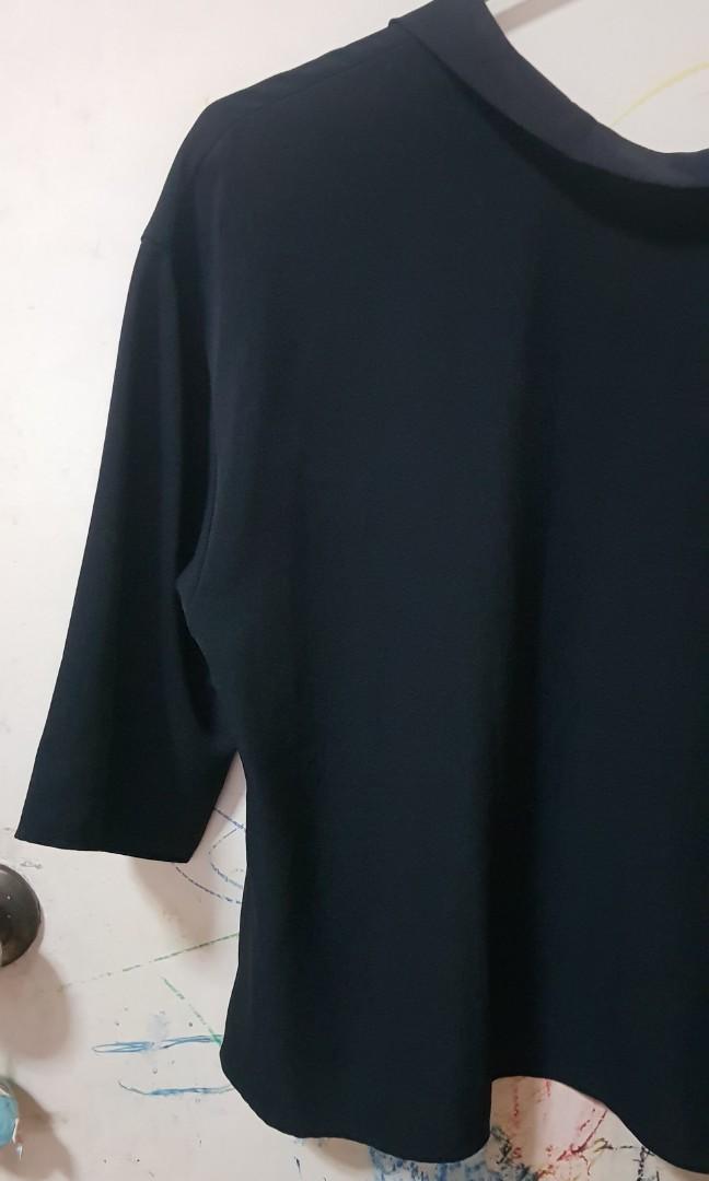 Uniqlo black top (Category: Sleeveless) located in Quezon City. Submitted by bons83 (Listing ID 1069392356, Image 2). Description: almost new small black.