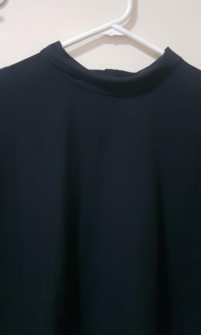 Uniqlo black top (Category: Sleeveless) located in Quezon City. Submitted by bons83 (Listing ID 1069392356, Image 3). Description: almost new small black.