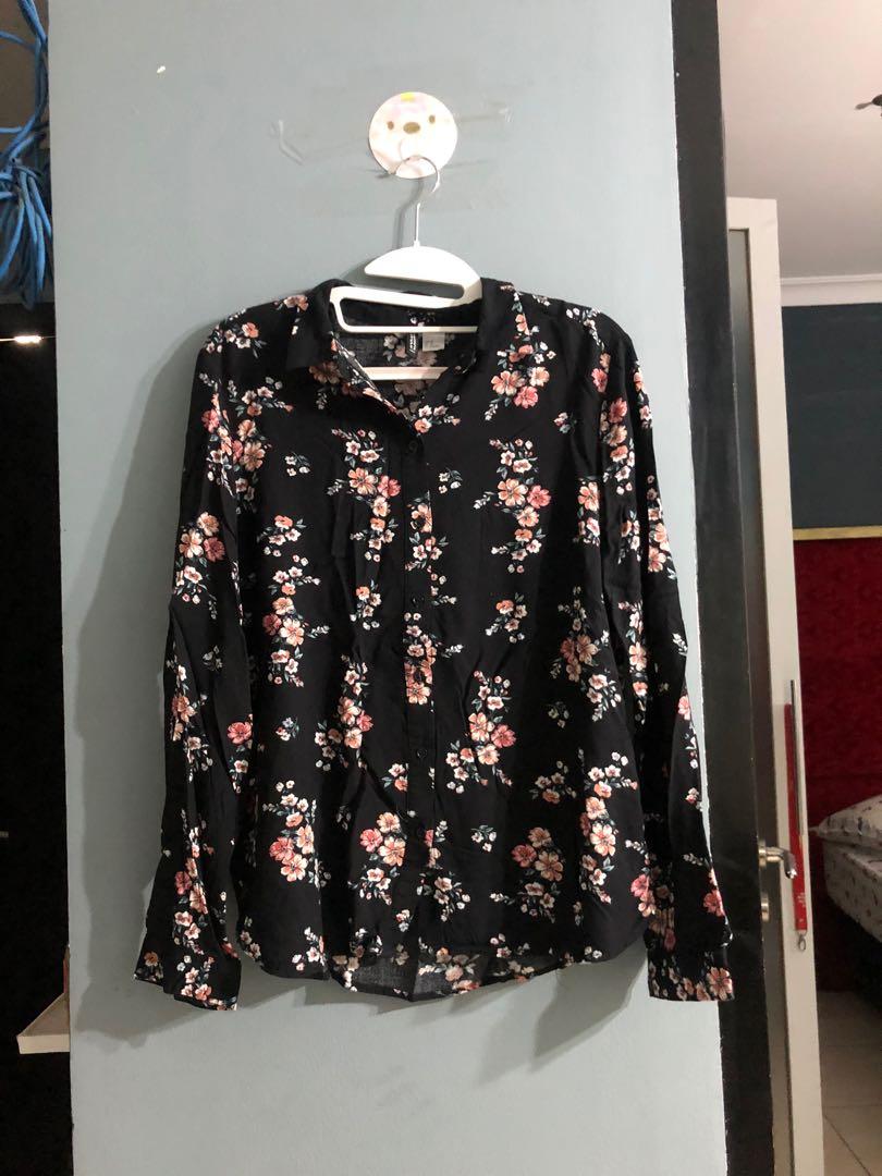 H M Divided Floral Blouse Fesyen Wanita Pakaian Wanita Atasan di Carousell