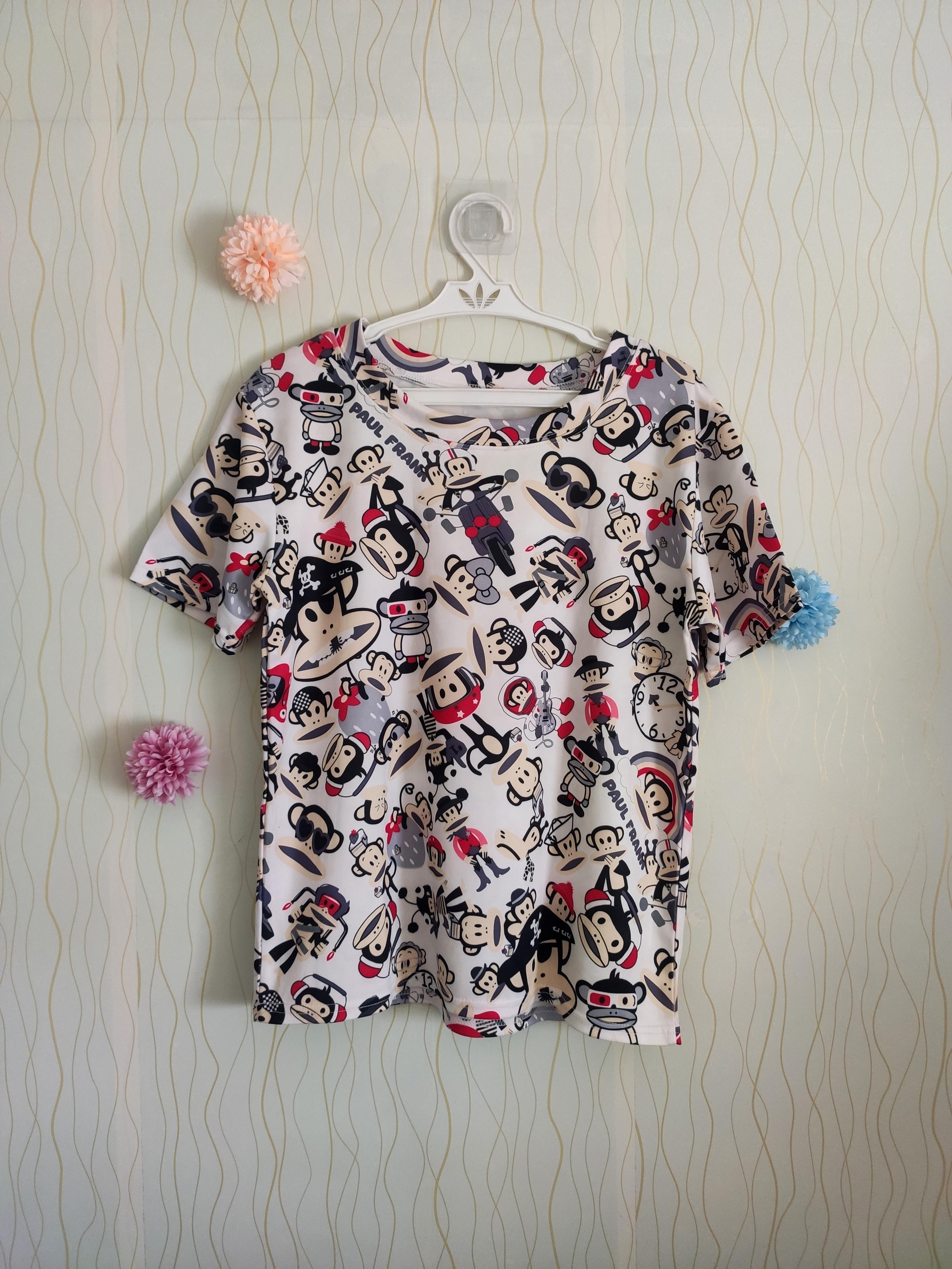 White Pattern Blouse T-shirt Top (S-M) (Category: Blouses) located in Manila. Submitted by chi.declutter (Listing ID 1069408901, Image 1). Description: 🔺Used once 🔺Fits S-M frame 🔺Buy 5-9 items: FREE DELIVERY 🔺Buy 10 or more items: P200 OFF.