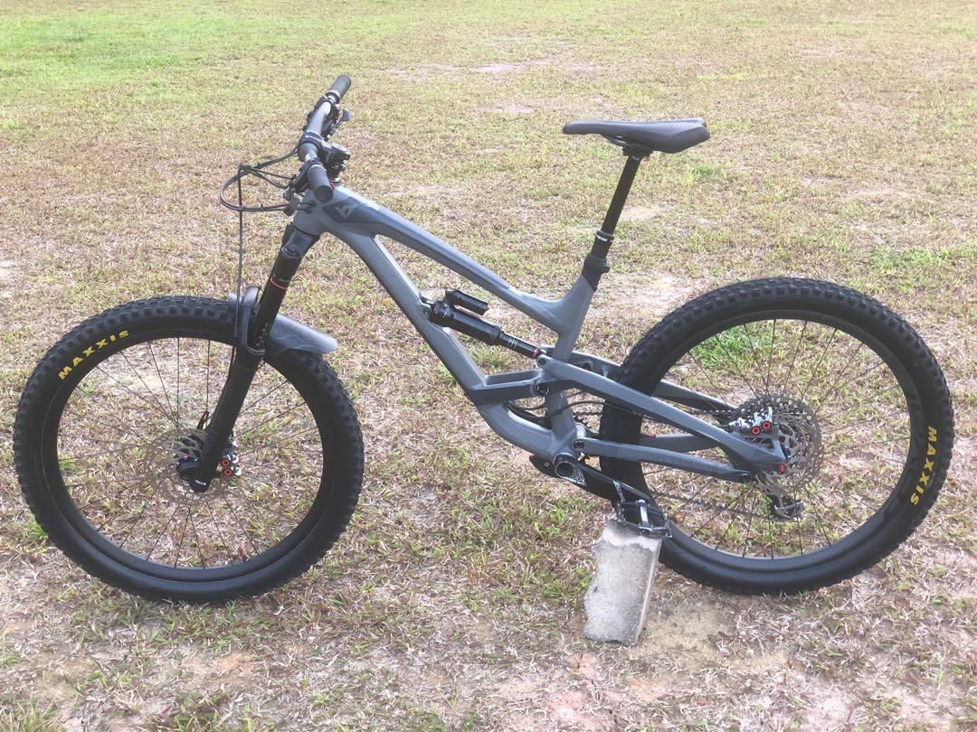 YT CAPRA 2019 AL 27.5 Frame and Fork
