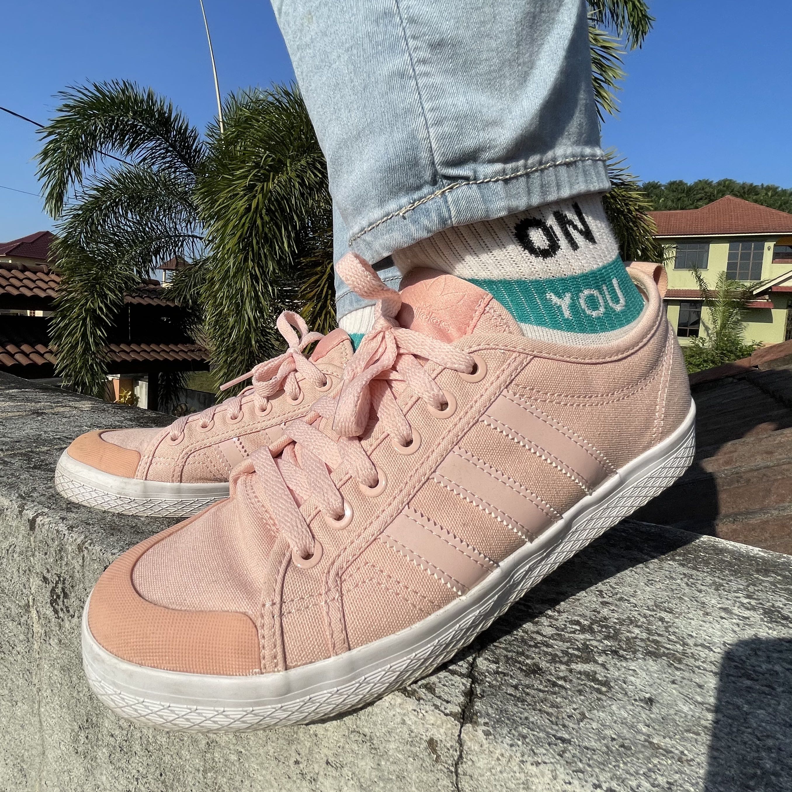 Slapper af barm illoyalitet ADIDAS ORIGINALS Canvas Honey Lo in Pink, Women's Fashion, Footwear,  Sneakers on Carousell