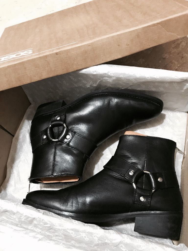Asos design cuban heel western chelsea boots in black leather with discount buckle detail