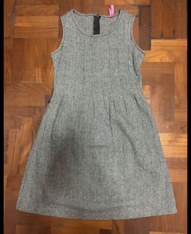 Assorted Dresses (Category: Dresses) located in Singapore. Submitted by take_a_look (Listing ID 1069655585, Image 6). Description: $2.50 each No measurements or extra pics. Questions about availability will be ignored!! Its here means its available. 1. Warehouse Plunge Dress: Sz S, worn once 2. Black off shoulder dress: Sz M, brand new 3. Off shoulder Dress: Sz UK12/US10, brand new with defects. (Slight thread pulled and small stain which might b