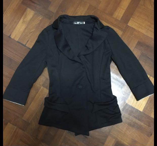 Assorted Jackets (Category: Coats, Jackets and Outerwear) located in Singapore. Submitted by take_a_look (Listing ID 1011215754, Image 4). Description: $2.50 each 1. White Sixties jacket :Free size suits Sz S, brand new 2. Black jacket: Tag sz M (suits S), brand new 3. H&M sweater: Sz S, brand new 4. Red knitted sweater : Sz S, brand new No measurements or extra pics. Normal post $1.50 Qxpress 4.30 (u may arrange your own) Payment to be made with
