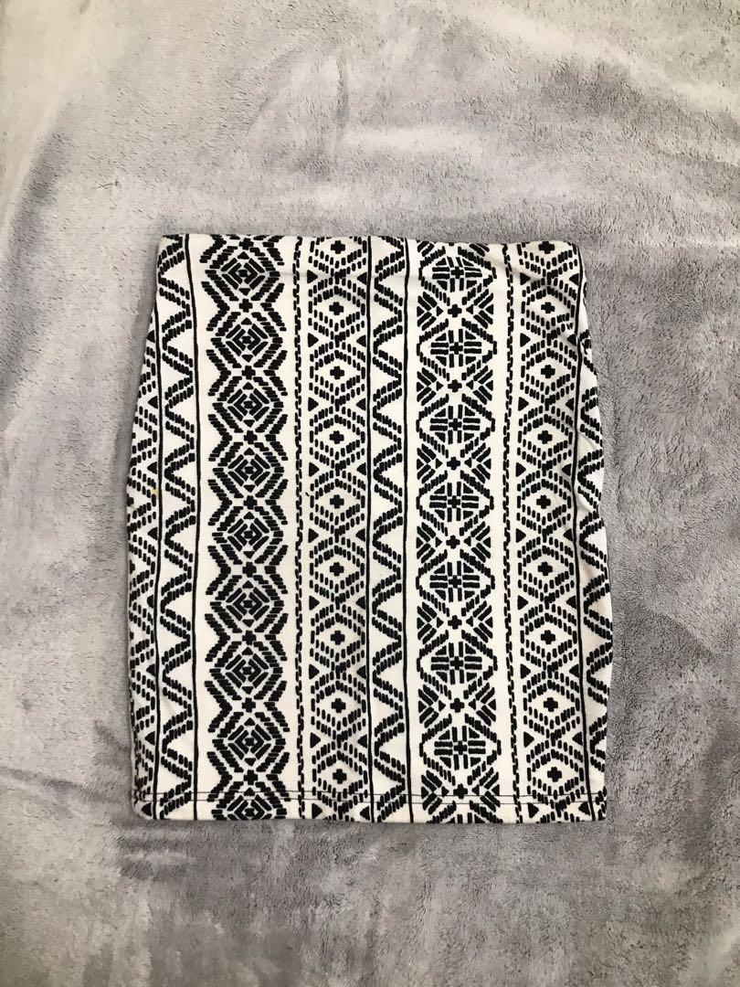 Forever21 Aztec Bandage Skirt b&w (Category: Skirts) located in Manila. Submitted by alyxk (Listing ID 1069585910, Image 1). Description: - very flattering - tight fitting (kinda compresses your stomach) - cotton material that feels nice on skin (not too thick/not too thin) .