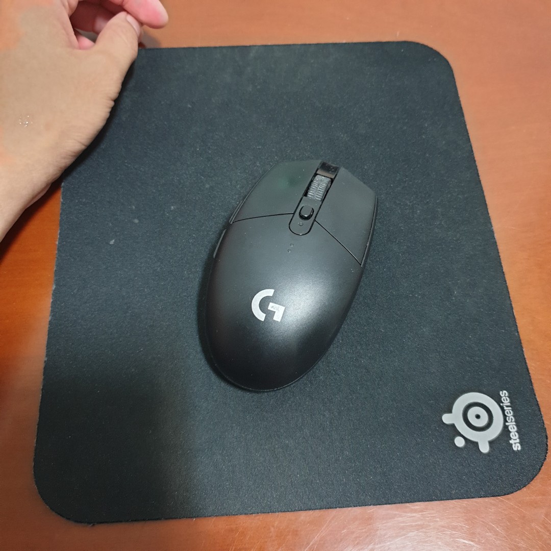 Logitech G304 Lightspeed Wireless Gaming Mouse +Steelseries Mouse Pad
