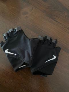 Nike Women's Printed Gym Essential Fitness Gloves - black/white 010