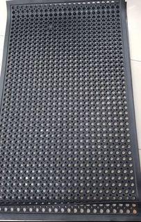 Anti-slip rubber mat
