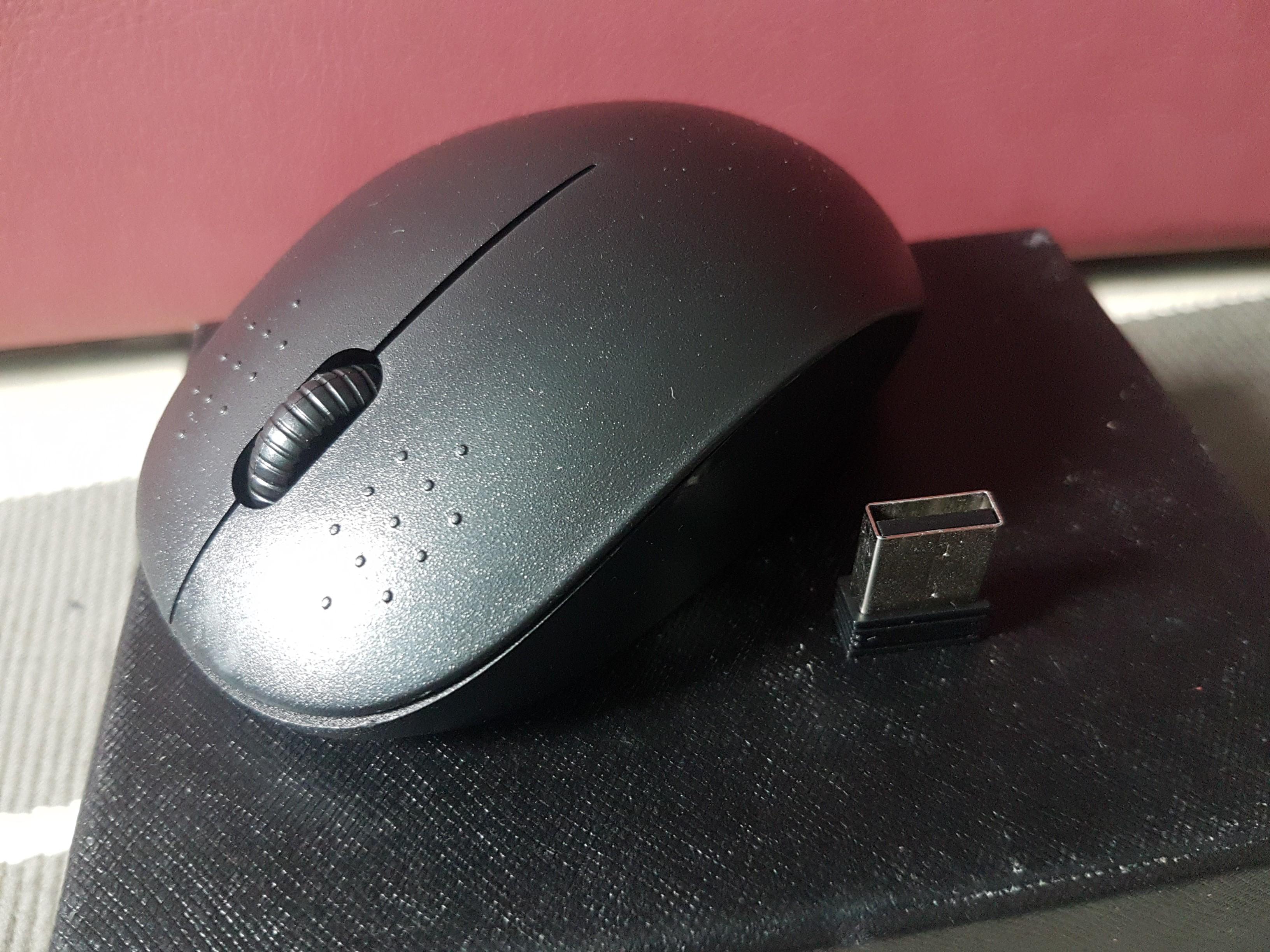 Bluetooth mouse (Category: Mouse & Mousepads) located in Singapore. Submitted by easypeasy (Listing ID 1069753065, Image 2). Description: unused bluetooth mouse use 2x AAA battery still in working condition, tested on 16 Feb 2021..