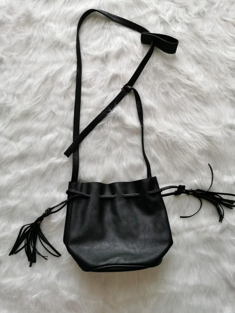 Pull string bag (Category: Cross-body Bags) located in Kuala Lumpur. Submitted by jannafillo (Listing ID 1069785360, Image 1). Description: Like new Add postage RM 8 wardrobe clearing No stains no tears.