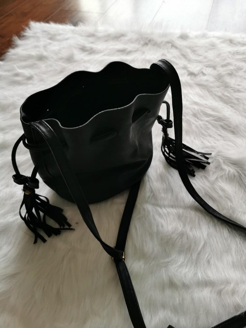 Pull string bag (Category: Cross-body Bags) located in Kuala Lumpur. Submitted by jannafillo (Listing ID 1069785360, Image 2). Description: Like new Add postage RM 8 wardrobe clearing No stains no tears.