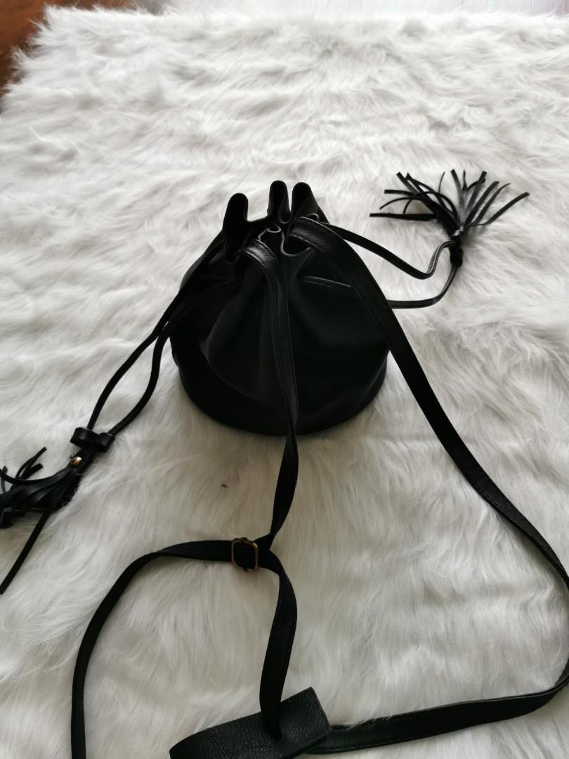 Pull string bag (Category: Cross-body Bags) located in Kuala Lumpur. Submitted by jannafillo (Listing ID 1069785360, Image 3). Description: Like new Add postage RM 8 wardrobe clearing No stains no tears.