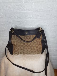 (Category: ) located in . Submitted by sleek.wardrobe (Listing ID 1070087227, Image 1). Description: .