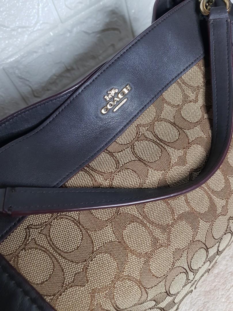 AUTHENTIC COACH HANDBAG (Category: Luxury Bags & Wallets) located in Dipolog. Submitted by sleek.wardrobe (Listing ID 1070087227, Image 2). Description: AUTHENTIC COACH HANDBAG COACH LEXY IN SIGNATURE CANVAS One of my faveee 😍.